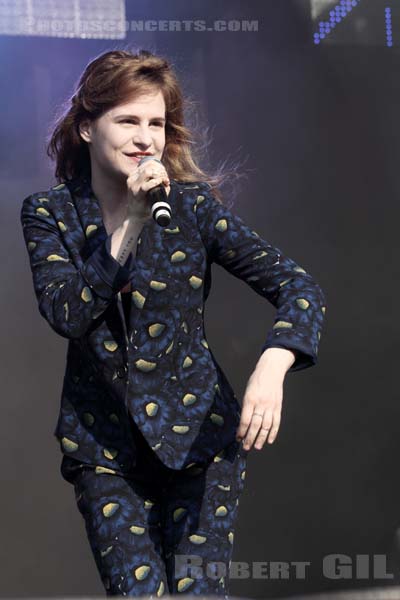 CHRISTINE AND THE QUEENS - 2013-07-20 - PARIS - Parvis de l'Hotel de Ville - 